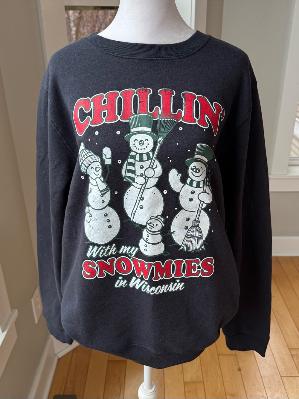 Black 'Chillin' with my Snowmies' Wisconsin Graphic Crewneck Sweatshirt Medium